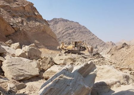 تسطیح ۵ کیلومتر میانی جاده خور جناح با پیگیری های پایگاه خبری بستک نیوز و به همت هیات امنا و اداره راه و شهرسازی