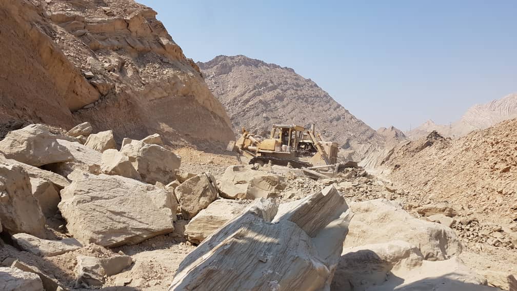 تسطیح ۵ کیلومتر میانی جاده خور جناح با پیگیری های پایگاه خبری بستک نیوز و به همت هیات امنا و اداره راه و شهرسازی