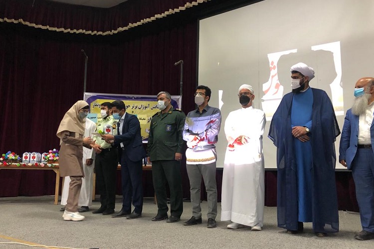 مدیر آموزش و پرورش شهرستان بستک از تجلیل ۲۹ نفر از برترینهای حوزه قرآنی و پرسش مهر ریاست جمهوری به مناسبت گرامیداشت هفته قرآن، عترت و نماز در این شهرستان خبر داد.