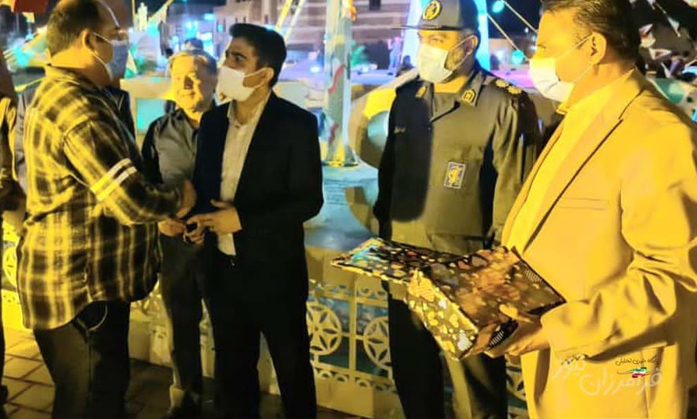 اهدای هدیه به نخستین مسافر نوروزی سال جدید در شهر بستک