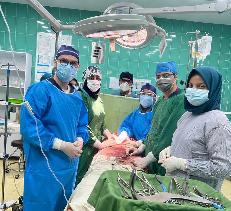 انجام یک عمل جراحی بسیار سنگین و پرخطر و هفت ساعته در بیمارستان فارابی بستک جان یک مادر را از مرگ حتمی نجات داد