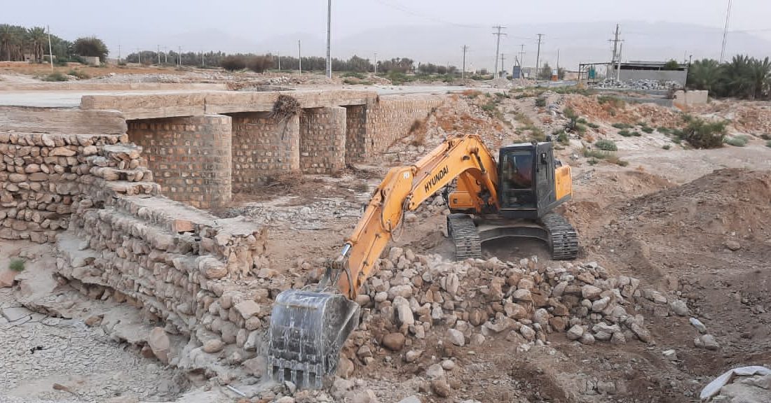 عملیات احداث پل ورودی شهر کوهیج آغاز شد