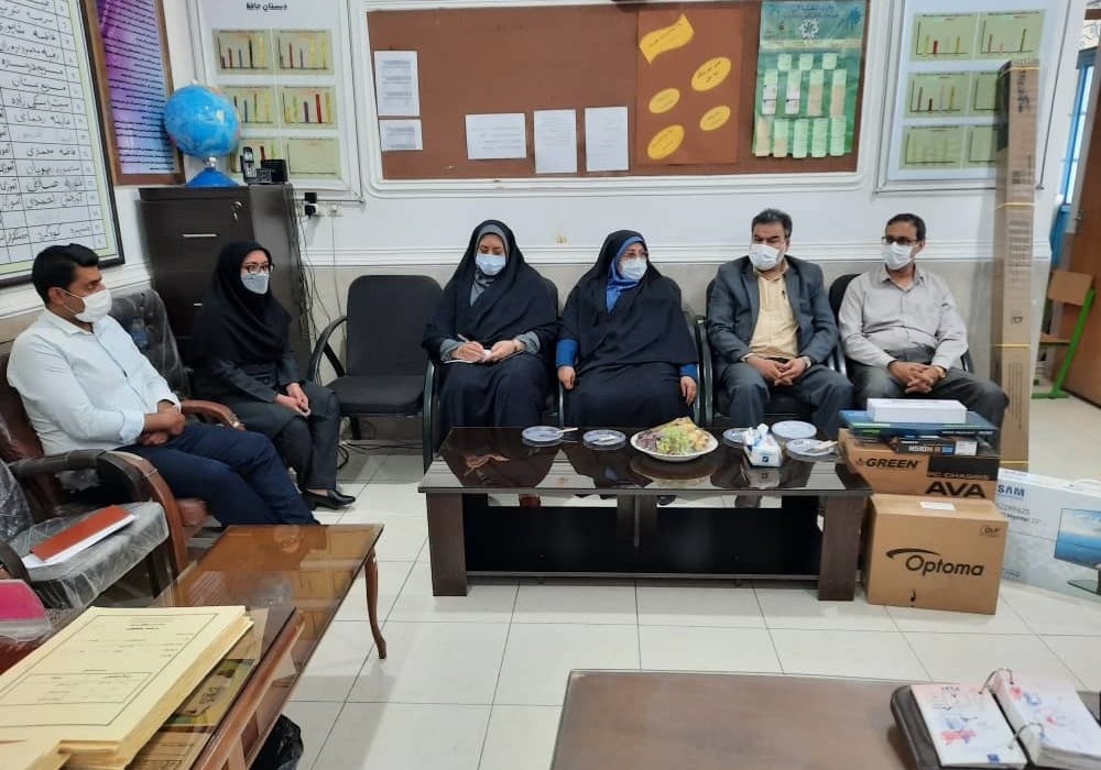 اهداء رایانه و تجهیزات، دیتا پروژکتور و پرده نمایش به مدارس مجری سواد دیجیتال