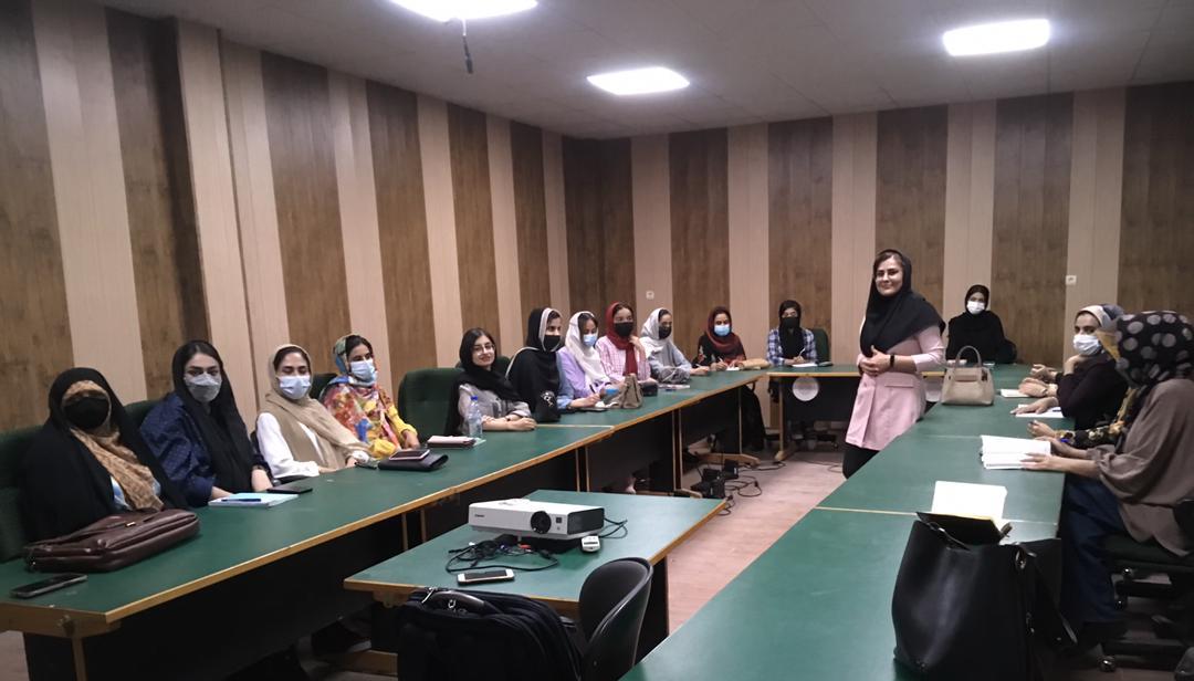 دوره ی آموزشی مربی گری نقاشی کودک در بستک در حال برگزاریست