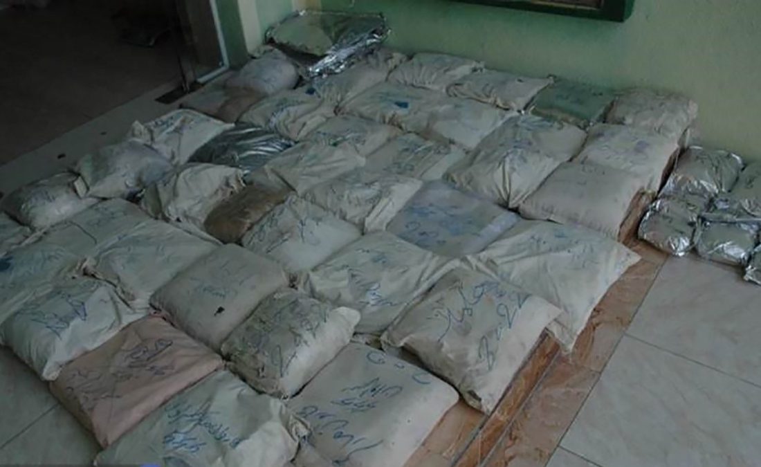 قاچاقچیان مواد افیونی با بیش از ۴۰۰ کیلوگرم مواد مخدر در چنگال پلیس در بستک گرفتار شدند