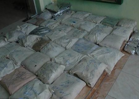 قاچاقچیان مواد افیونی با بیش از ۴۰۰ کیلوگرم مواد مخدر در چنگال پلیس در بستک گرفتار شدند