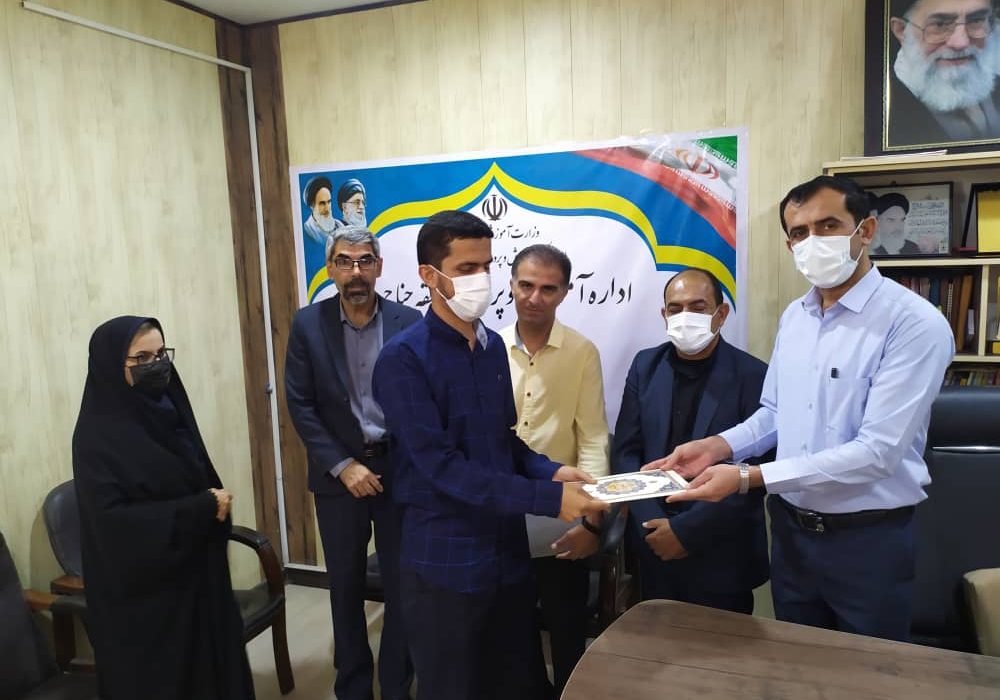 احمد خلفانی معلم منطقه جناح، مقام اول حفظ کل قرآن کریم در استان هرمزگان را به خود اختصاص داد