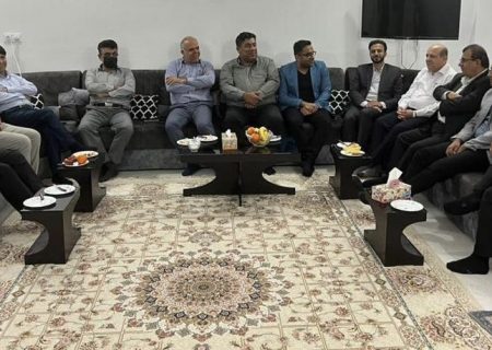 حضور معاونین فرماندار شهرستان بستک در شهرستان خمیر ، بر اساس کدام پروتکل و بخشنامه های ابلاغیست!!؟؟ آقای استاندار ؛ آیا همراهی سرپرست معاون سیاسی فرمانداری شهرستان بستک بعنوان رئیس ستاد انتخابات پیش رو ، خارج از شهرستان محل خدمت با کاندیدای احتمالی ، باعث ایجاد شبهه نمی شود؟؟