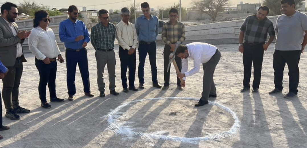 کلنگ برق رسانی به ۳۲۶ واحد مجتمع مسکن بسیجیان بستک به زمین زده شد