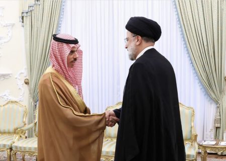 سلام گرم پادشاه عربستان و محمد بن سلمان را به رئیس جمهوری ایران می رسانم و اعلام می کنم که منتظر سفر رئیسی به عربستان هستیم