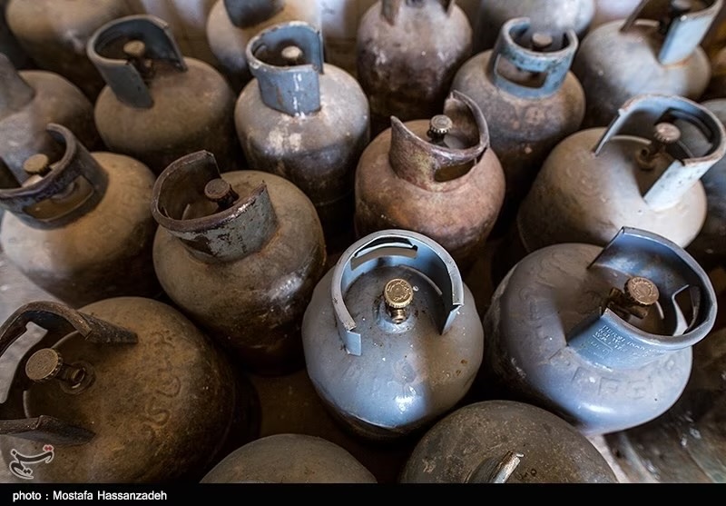 سرپرستان خانوار برای دریافت سهمیه سیلندر گاز خانگی به قیمت ۲۷ هزار و ۹۰۰ تومان حتما در سامانه سدف ثبت نام کنند/ از اول آذر قیمت غیریارانهای هر عدد کپسول گاز به ۳۱۴ هزار و ۶۰۰ تومان افزایش یافته است