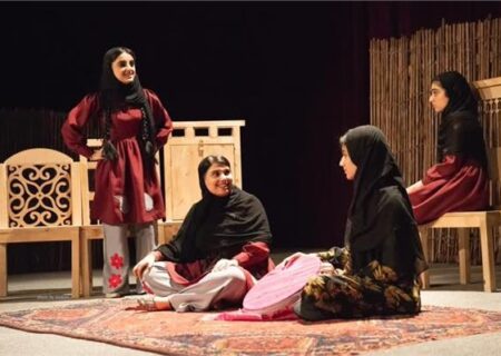 “تاریده تار از تبار دُت” با کارگردانی موفق فریبا آذر به روی صحنه رفت