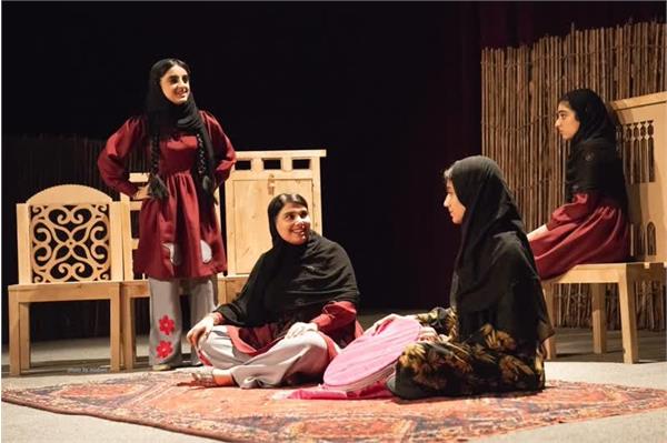 “تاریده تار از تبار دُت” با کارگردانی موفق فریبا آذر به روی صحنه رفت