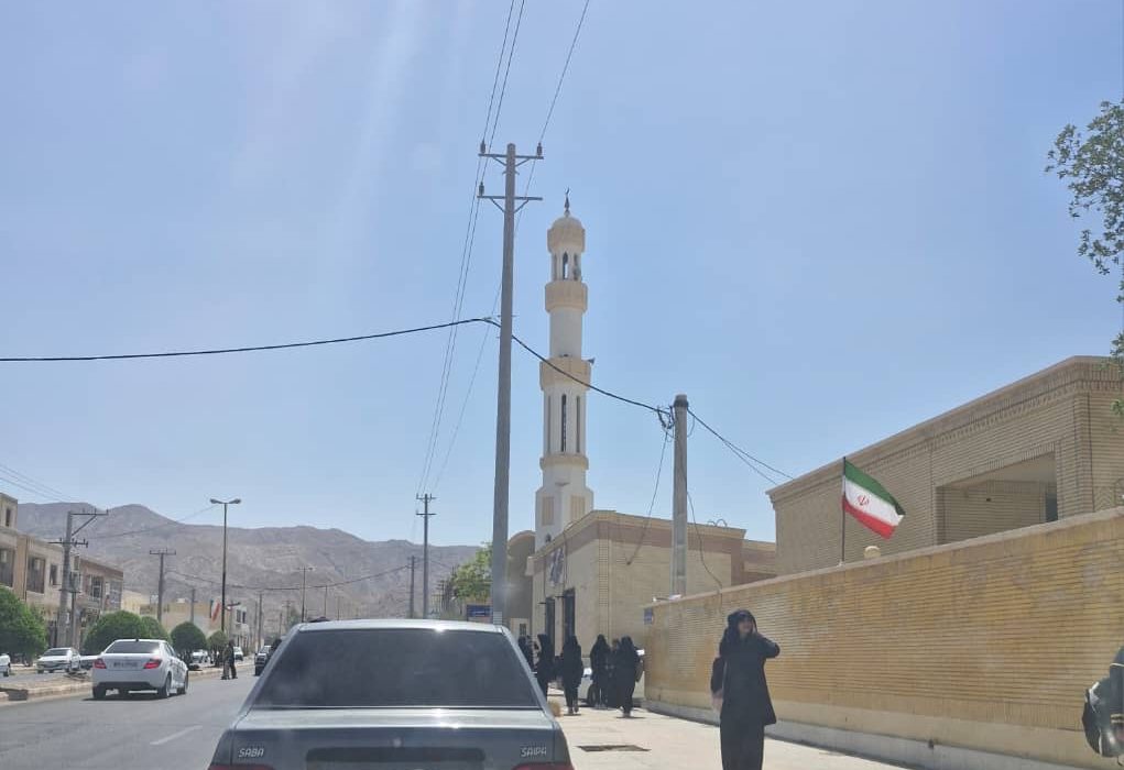 چشمان منتظر آینده سازان بوخش /دانشآموزانی که زیر آفتاب داغ به سایه خیرین پناه میجویند