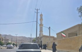 چشمان ‌منتظر آینده سازان بوخش /دانش‌آموزانی که زیر آفتاب داغ به سایه خیرین پناه می‌جویند