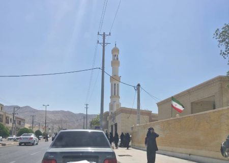 چشمان ‌منتظر آینده سازان بوخش /دانش‌آموزانی که زیر آفتاب داغ به سایه خیرین پناه می‌جویند