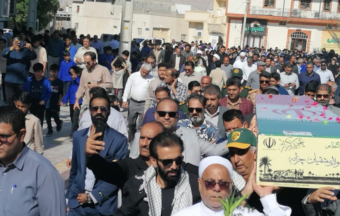 بستک میزبان حماسه؛ حضور پرشور مردم در آیین تشییع شهید گمنام